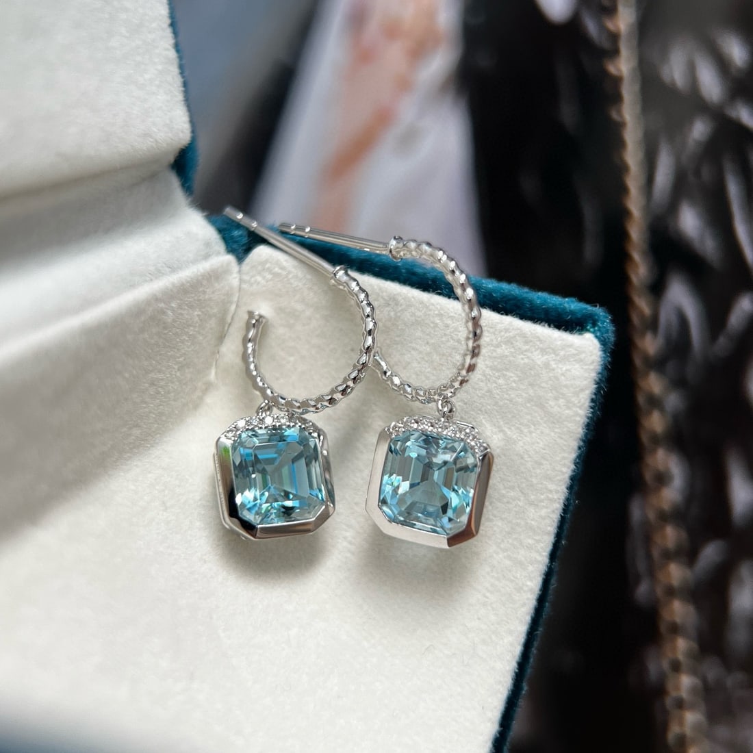 14k Gold 2.55 Ctw Natural Aquamarine & Diamond Earrings: Ref:230946174 // gold content:14k gold // main gemstone:aquamarine // shape:octagonal // carat weight:2. 51ct // color:blue // treatment:natural // // adjacent gemstone 2 : diamond // shape:round // c