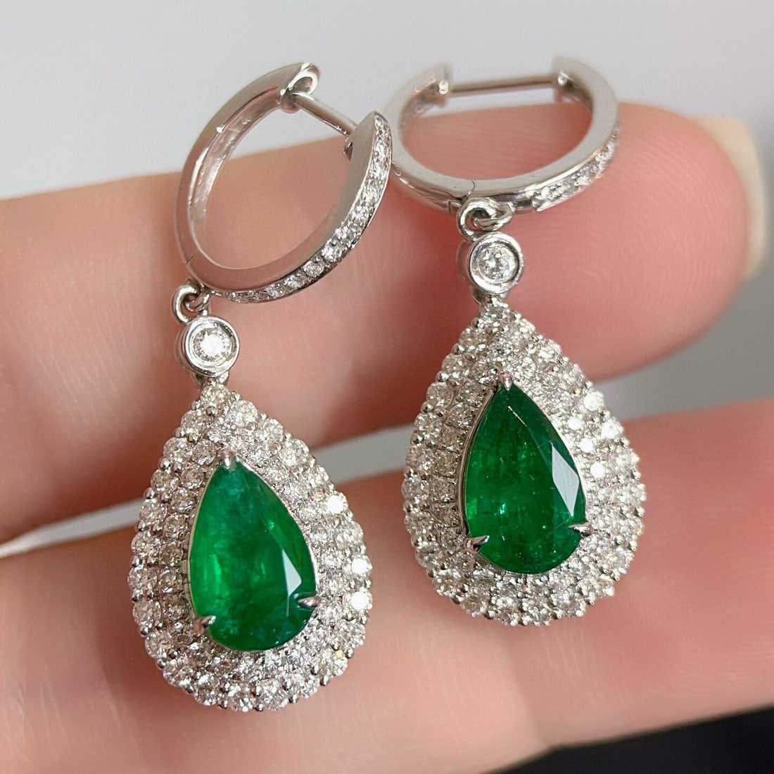 14k Gold 3.30 Ctw Vivid Green Natural Emerald & Diamond Earrings: Ref:230946177 // gold content:14k gold // main gemstone:emerald // shape:pear // carat weight:2. 08ct // color:vivid green // treatment:natural // // adjacent gemstone 2 : diamond // shape:round // ca