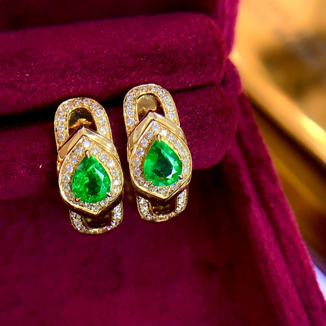 14k Gold 0.92 Ctw Vivid Green Natural Emerald & Diamond Earrings - 3