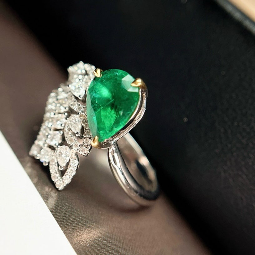 14k Gold 1.35 Ct Vivid Green Natural Emerald & Diamond Ring - 4