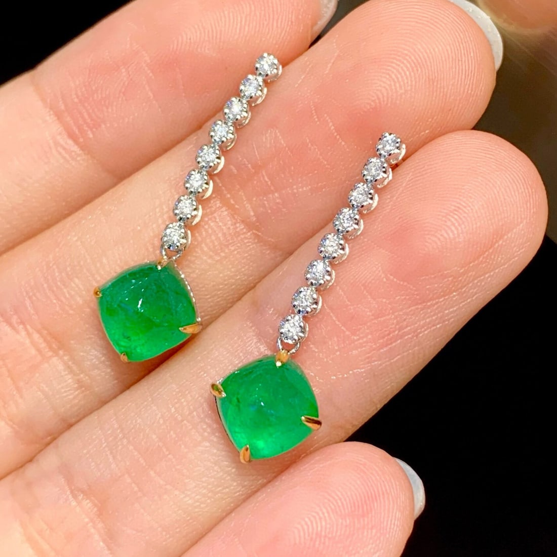 14k Gold 4.1 Ct Vivid Green Natural Emerald & Diamond Earrings: Ref:230946203 // gold content:14k gold // main gemstone:emerald // shape:suger-loaf // carat weight:4. 1ct // color:vivid green // treatment:natural // // adjacent gemstone 2 : diamond // shape:round