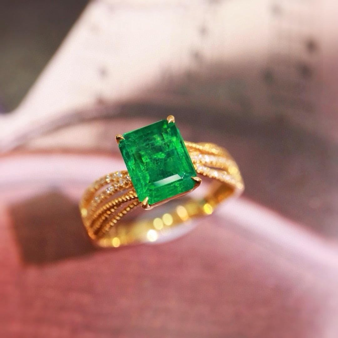 14k Gold 1.92 Ctw Vivid Green Natural Emerald & Diamond Ring: Ref:230946207 // gold content:14k gold // ring size:7. 25us // // main gemstone:emerald // shape:octagonal // carat weight:1. 83ct // color:vivid green // treatment:natural // // adjacent gemstone