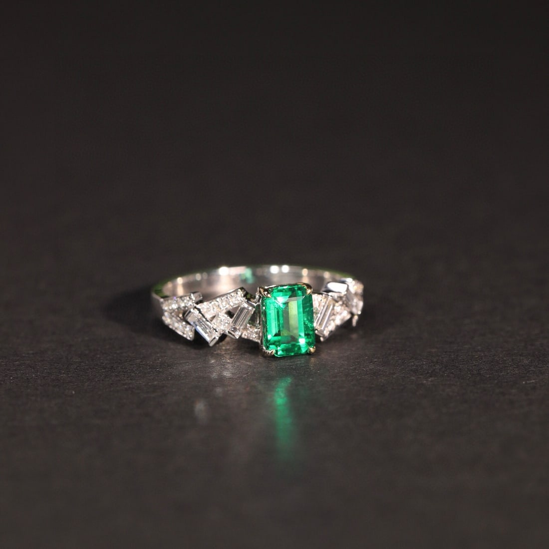 14k Gold 0.82 Ct Vivid Green Natural Emerald & Diamond Ring - 7