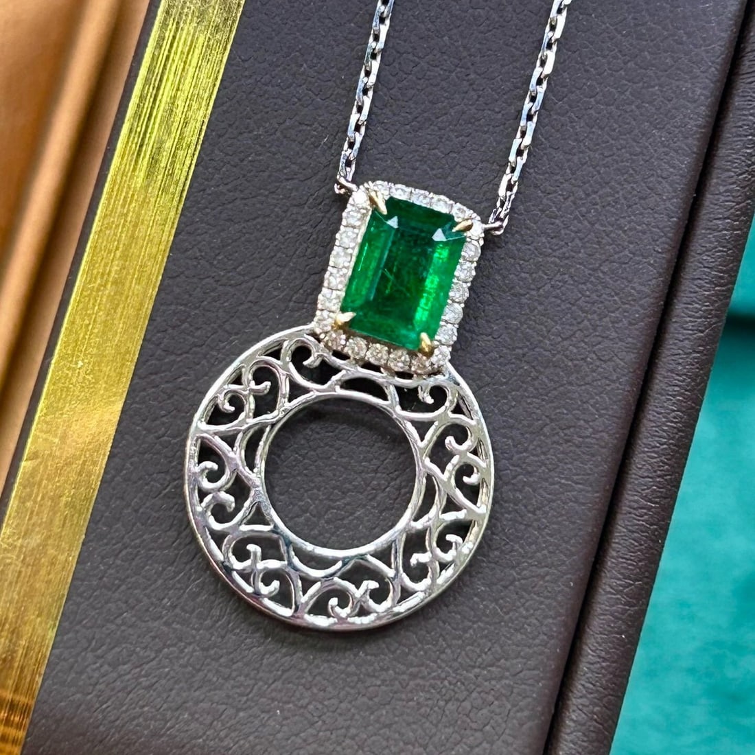 14k Gold 1.10 Ctw Vivid Green Natural Emerald & Diamond Necklace: Ref:230946258 // gold content:14k gold // main gemstone:emerald // shape:octagonal // carat weight:0. 98ct // color:vivid green // treatment:natural // // adjacent gemstone 2 : diamond //