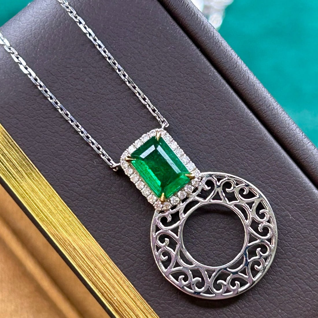 14k Gold 1.10 Ctw Vivid Green Natural Emerald & Diamond Necklace - 2