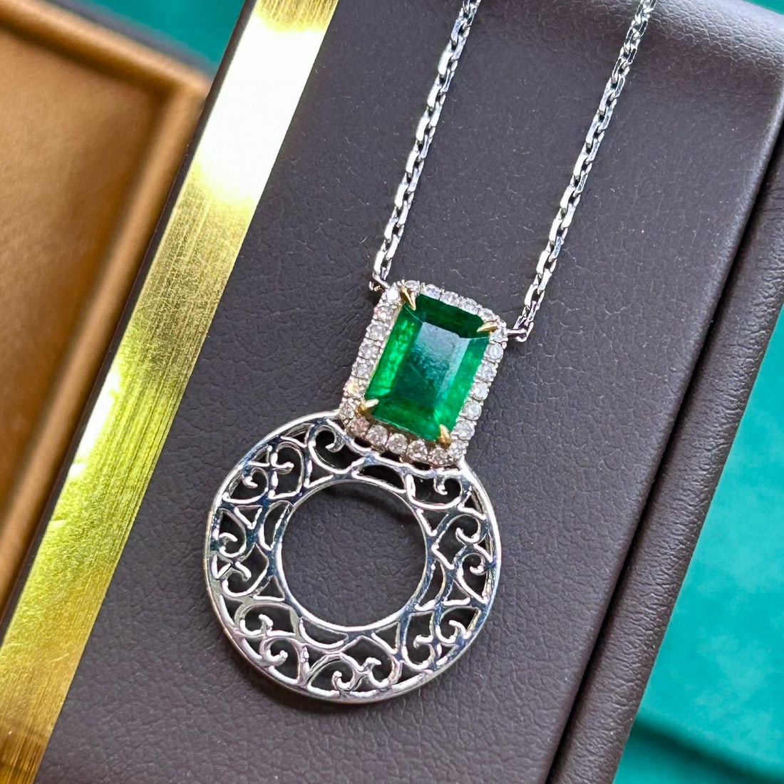 14k Gold 1.10 Ctw Vivid Green Natural Emerald & Diamond Necklace - 4