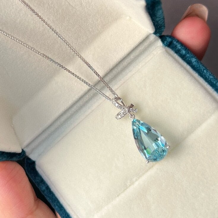 14k Gold 4.01 Ctw Natural Aquamarine & Diamond Pendant( Without Chain ): Ref:230946312 // gold content:14k gold // main gemstone:aquamarine // shape:pear // carat weight:3. 96ct // color:santa maria color // treatment:natural // // adjacent gemstone 2 : diamond // shape:ro
