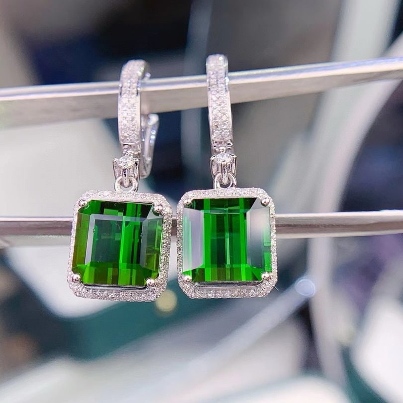 14k Gold 8.62 Ct Natural Tourmaline & Diamond Earrings: Ref:230946316 // gold content:14k gold // main gemstone:tourmaline // shape:octagonal // carat weight:8. 62ct // color:green // treatment:natural // // adjacent gemstone 2 : diamond // shape:round //
