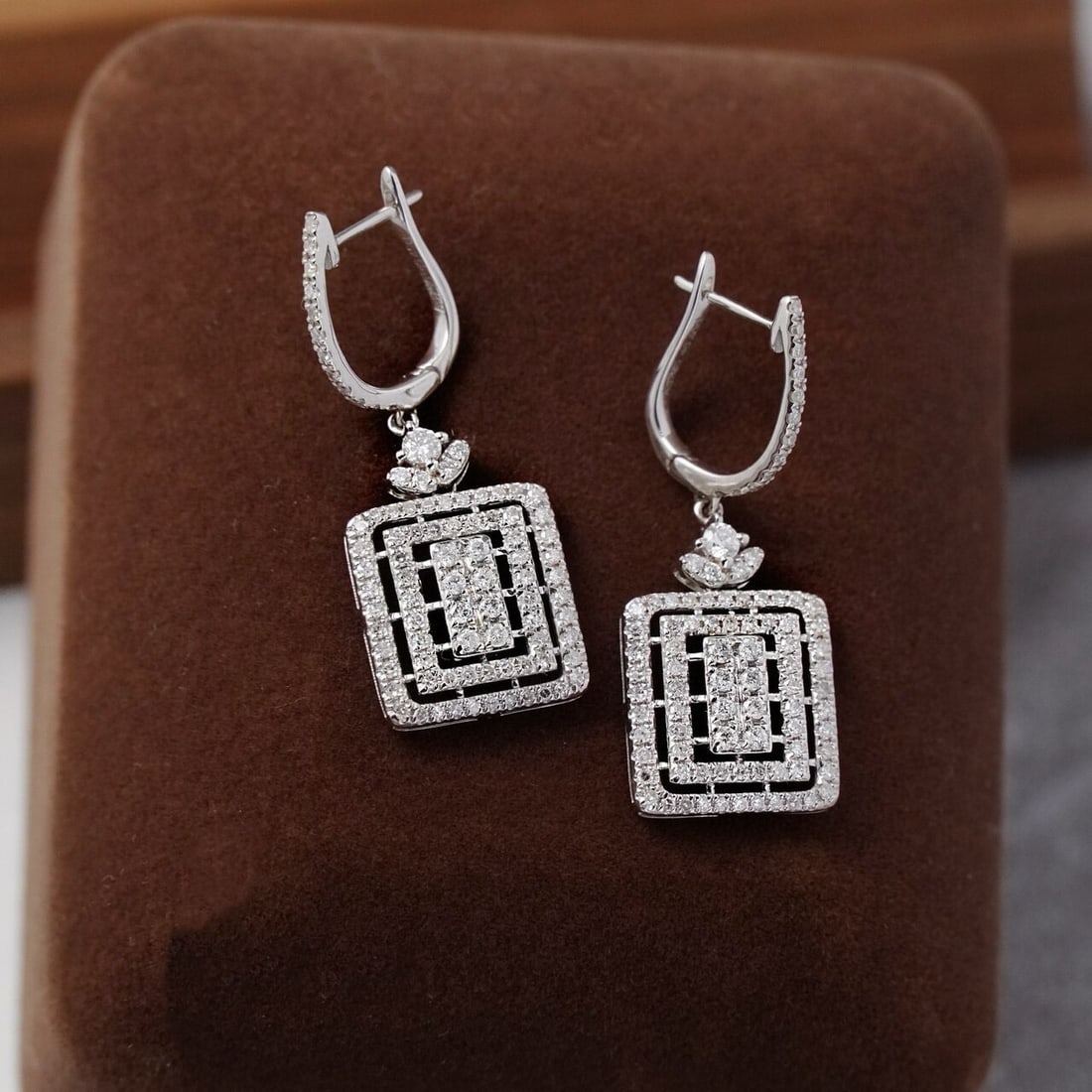 14k Gold 0.8 Ct Natural H Diamond Earrings: Ref:230946343 // gold content:14k gold // main gemstone:diamond // shape:round // carat weight:0. 8ct // clarity grade:vs-si // color:h // treatment:natural // cut grade:g // High Estimate: 6600 Low