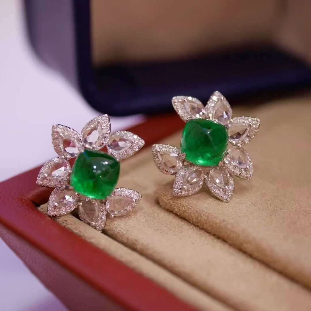 14k Gold 2.65 Ct Natural Emerald & Sapphire & Diamond Earrings: Ref:230946368 // gold content:14k gold // main gemstone:emerald // shape:suger-loaf // carat weight:2. 65ct // color:green // treatment:natural // // adjacent gemstone 2 : sapphire // shape:pear //