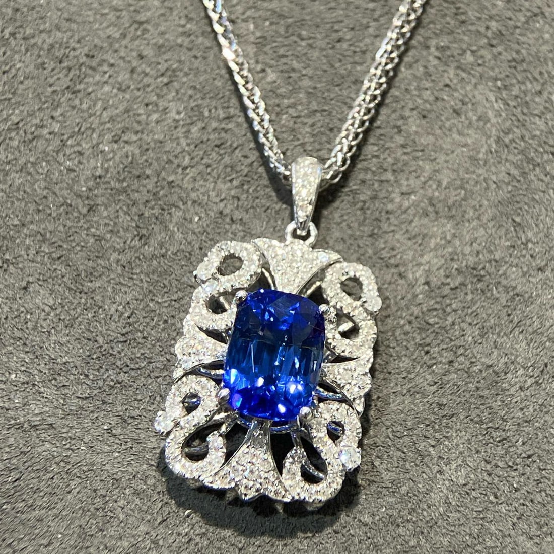 14k Gold 2.40 Ctw Vivid Blue Natural Sapphire & Diamond Pendant( Without Chain ) - 7