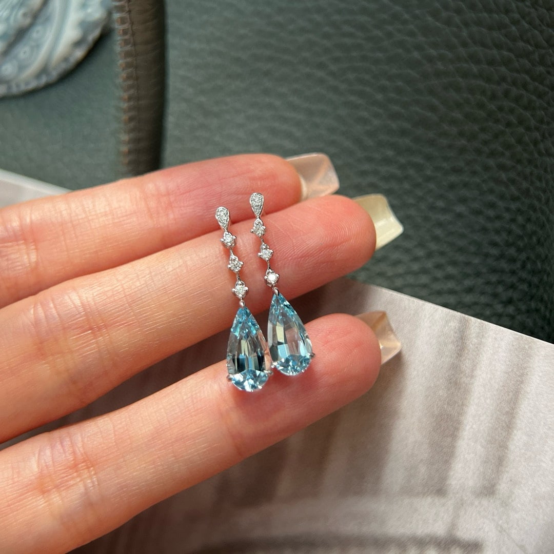 14k Gold 2.63 Ctw Natural Aquamarine & Lab Grown Diamond Earrings: Ref:230946402 // gold content:14k gold // main gemstone:aquamarine // shape:pear // carat weight:2. 51ct // color:blue // treatment:natural // // adjacent gemstone 2 : lab grown diamond //