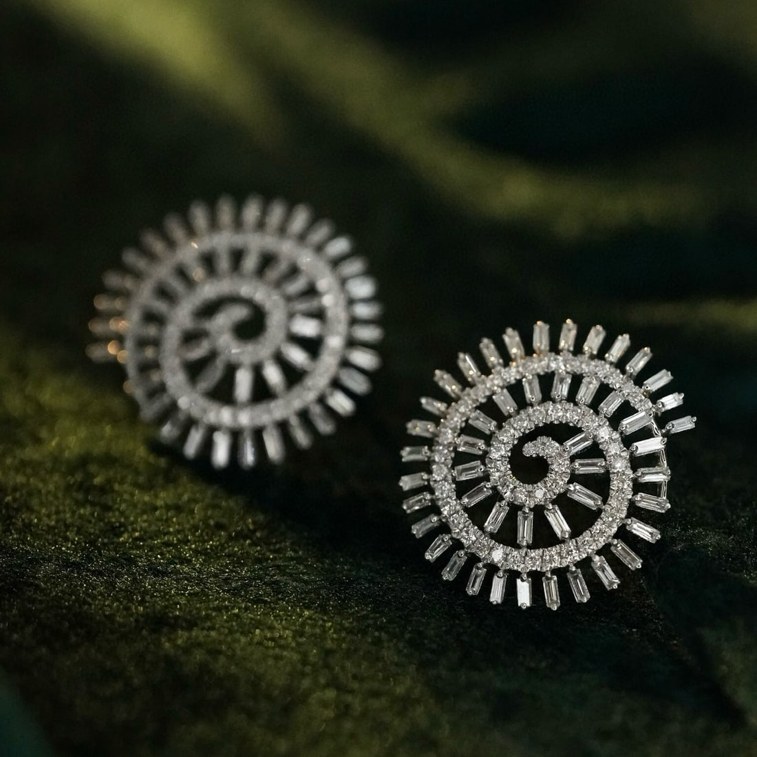 14k Gold 1.24 Ct Natural H Diamond Earrings: Ref:230946431 // gold content:14k gold // main gemstone:diamond // shape:multiply // carat weight:1. 24ct // clarity grade:vs-si // color:h // treatment:natural // Condition: New Low Estimate: 6400 H