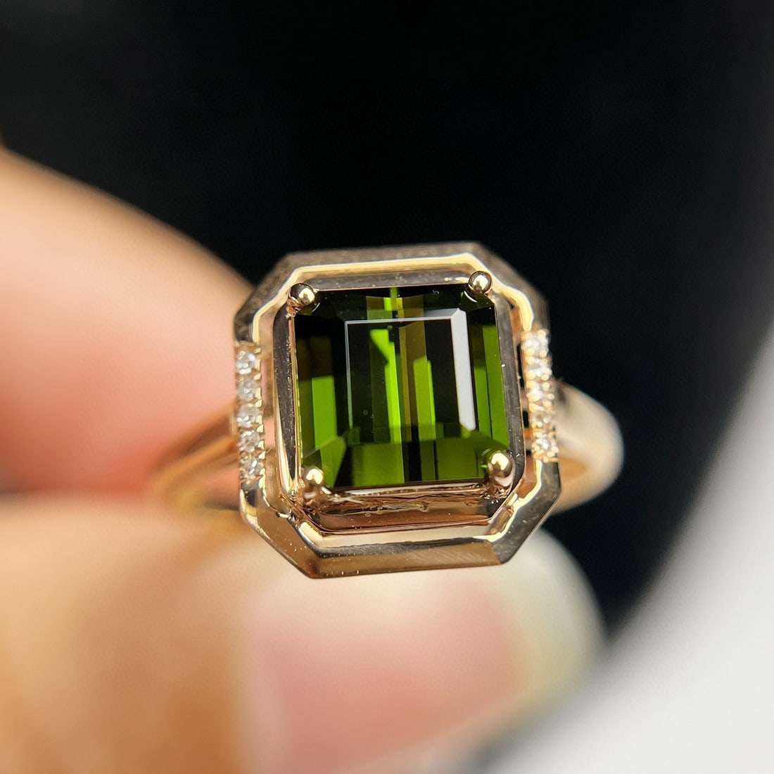 14k Gold 2.00 Ct Natural Tourmaline & Diamond Ring: Ref:230946447 // gold content:14k gold // ring size:7. 25us // // main gemstone:tourmaline // shape:octagonal // carat weight:2. 00ct // color:green // treatment:natural // // adjacent gemstone 2 : di