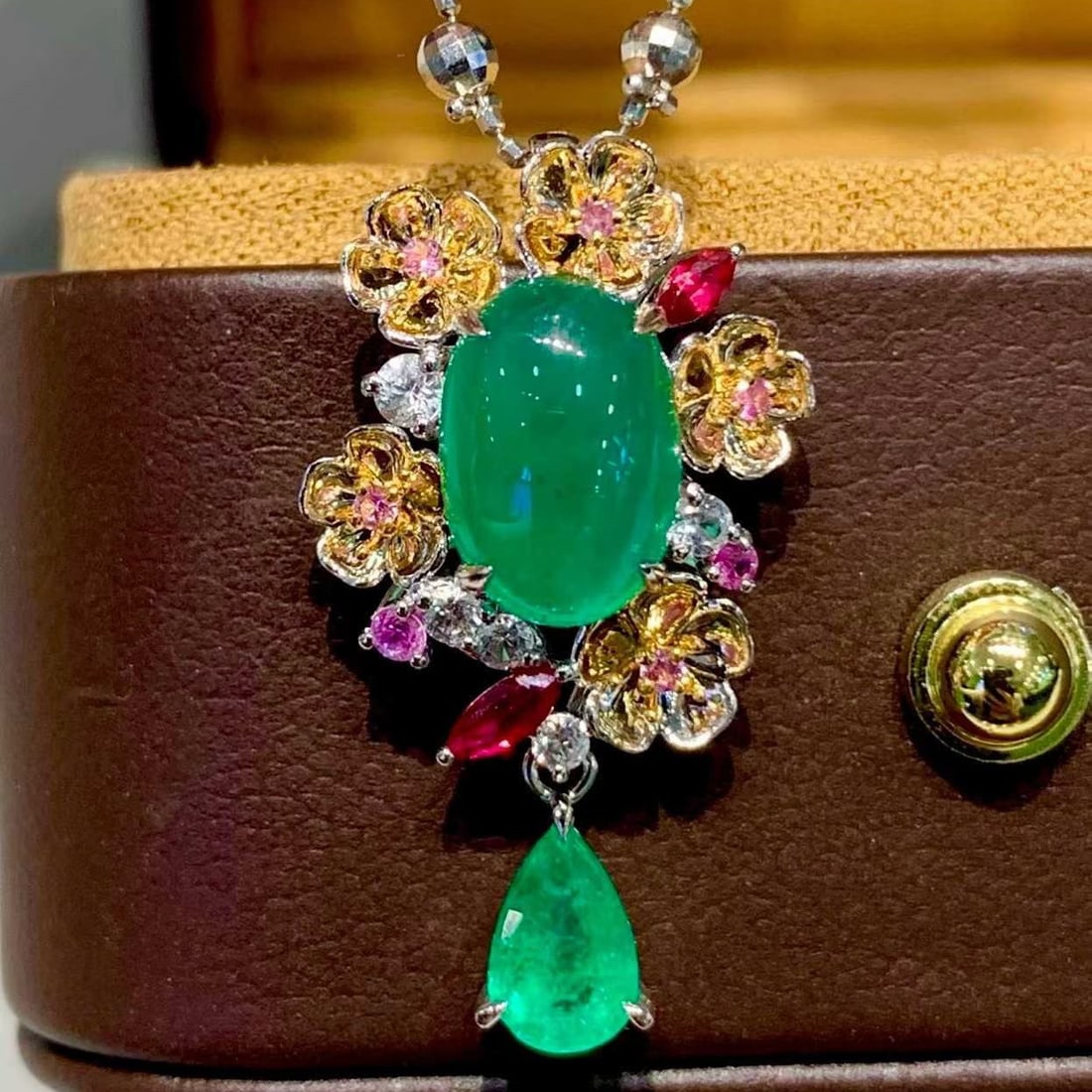 14k Gold 2.8 Ct Vivid Green Natural Emerald & Diamond & Coloured Gemstone Pendant( Without Chain ): Ref:231173150 // gold content:14k gold // main gemstone:emerald // shape:oval // carat weight:2. 8ct // color:vivid green // treatment:natural // // adjacent gemstone 2 : diamond // shape:round // cla