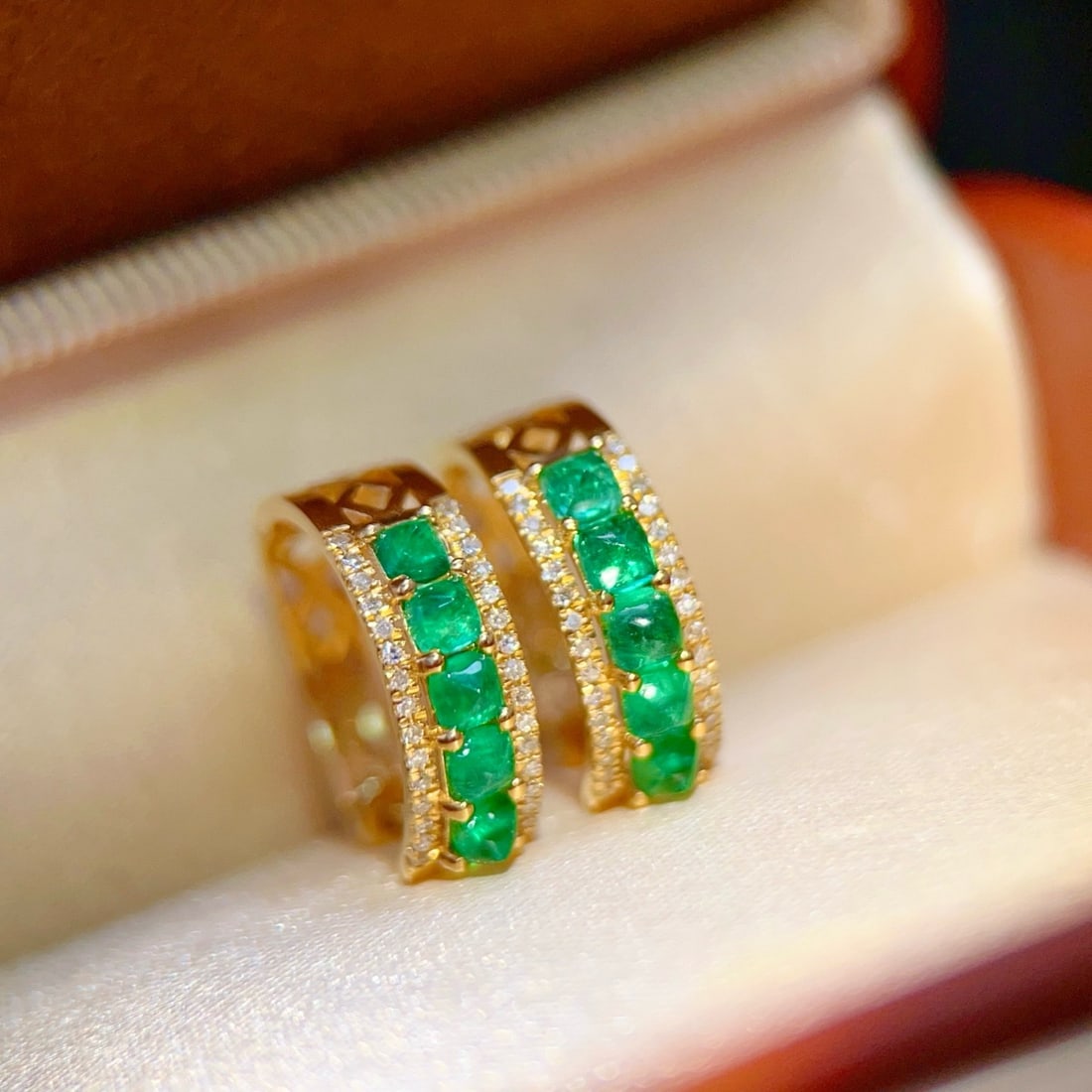 14k Gold 0.78 Ct Natural Emerald & Diamond Earrings: Ref:231173180 // gold content:14k gold // main gemstone:emerald // shape:sugar-loaf // carat weight:0. 78ct // color:green // treatment:natural // // adjacent gemstone 2 : diamond // number of