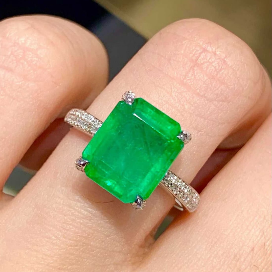 14k Gold 4.3 Ct Natural Emerald & Diamond Ring: Ref:231173188 // gold content:14k gold // ring size:7. 25us // // main gemstone:emerald // shape:octagonal // carat weight:4. 3ct // color:green // treatment:natural // // adjacent gemstone 2 : diamon