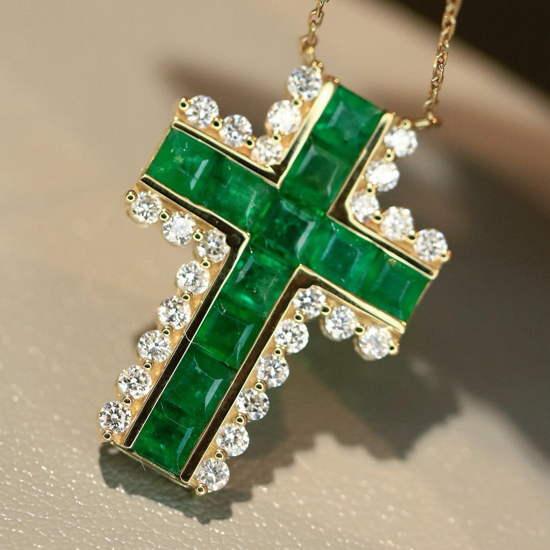 14k Gold 2.45 Ctw Natural Emerald & Diamond Necklace: Ref:231174068 // gold content:14k gold // main gemstone:emerald // shape:square // carat weight:1. 9ct // color:green // treatment:natural // // adjacent gemstone 2 : diamond // shape:round // carat w