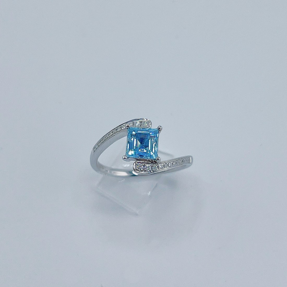 14k Gold 1.16 Ctw Natural Aquamarine & Diamond Ring: Ref:231174120 // gold content:14k gold // ring size:7. 25us // // main gemstone:aquamarine // shape:square // carat weight:1. 05ct // color:blue // treatment:natural // // adjacent gemstone 2 :