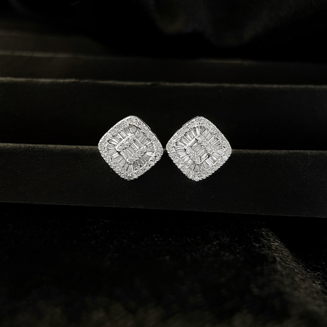 14k Gold 0.7 Ct Natural H Diamond Earrings: Ref:231174130 // gold content:14k gold // main gemstone:diamond // shape:multiple // carat weight:0. 7ct // clarity grade:vs-si // color:h // treatment:natural // Condition: New Low Estimate: 2400.00