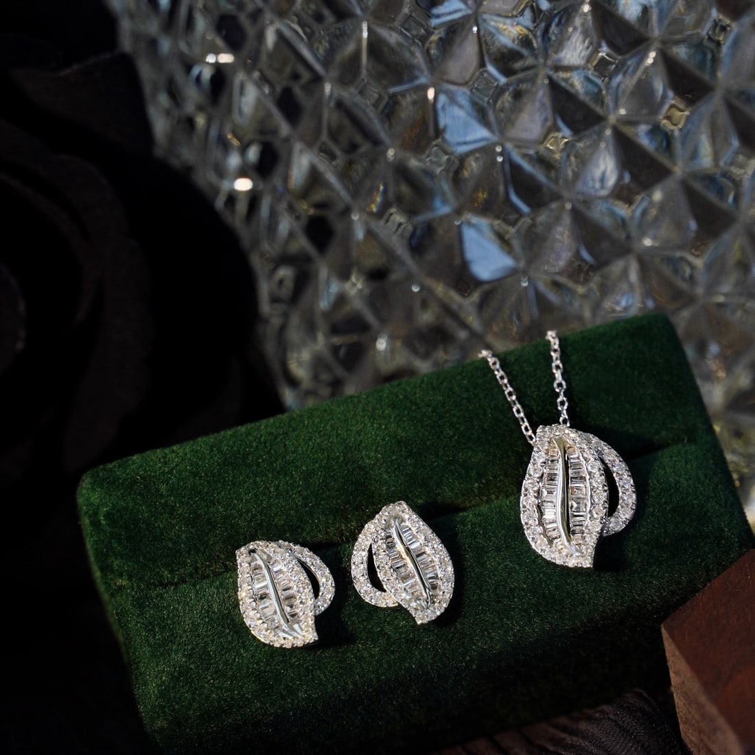 14k Gold 1.06 Ctw Natural H Diamond Jewelry Set: Ref:231174132 // gold content:14k gold // necklace // main gemstone:diamond // shape:multiple // carat weight:0. 48ct // clarity grade:vs-si // color:h // treatment:natural // // earrings // main