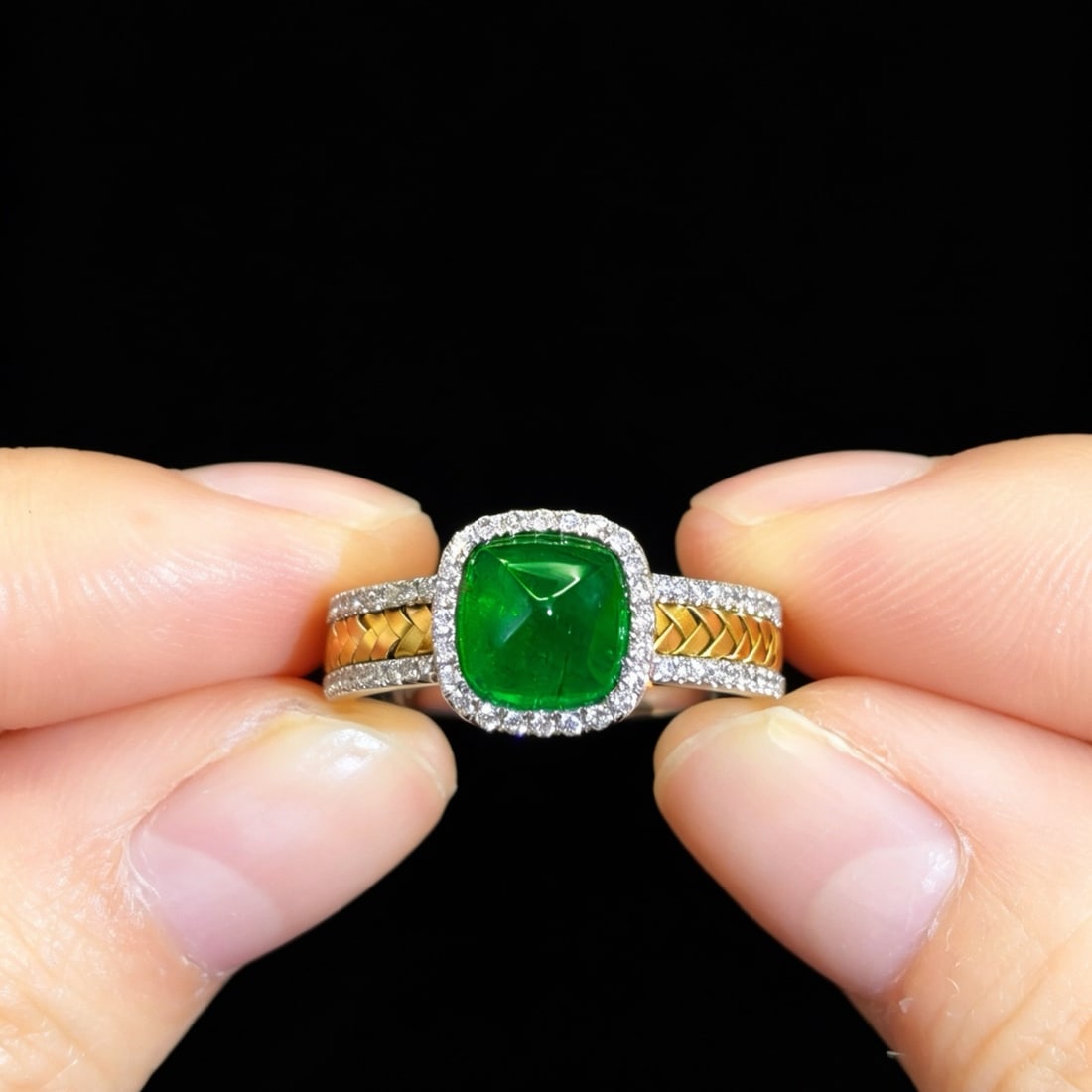 14k Gold 1.96 Ctw Vivid Green Natural Emerald & Diamond Ring: Ref:231174182 // gold content:14k gold // ring size:7. 25us // // main gemstone:emerald // shape:sugar-loaf // carat weight:1. 71ct // color:vivid green // treatment:natural // // adjacent gemstone 2 