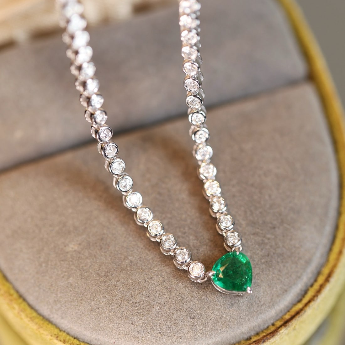 14k Gold 1.31 Ctw Natural Emerald & Diamond Necklace: Ref:231174204 // gold content:14k gold // main gemstone:emerald // shape:pear // carat weight:0. 51ct // color:green // treatment:natural // // adjacent gemstone 2 : diamond // shape:round // carat we