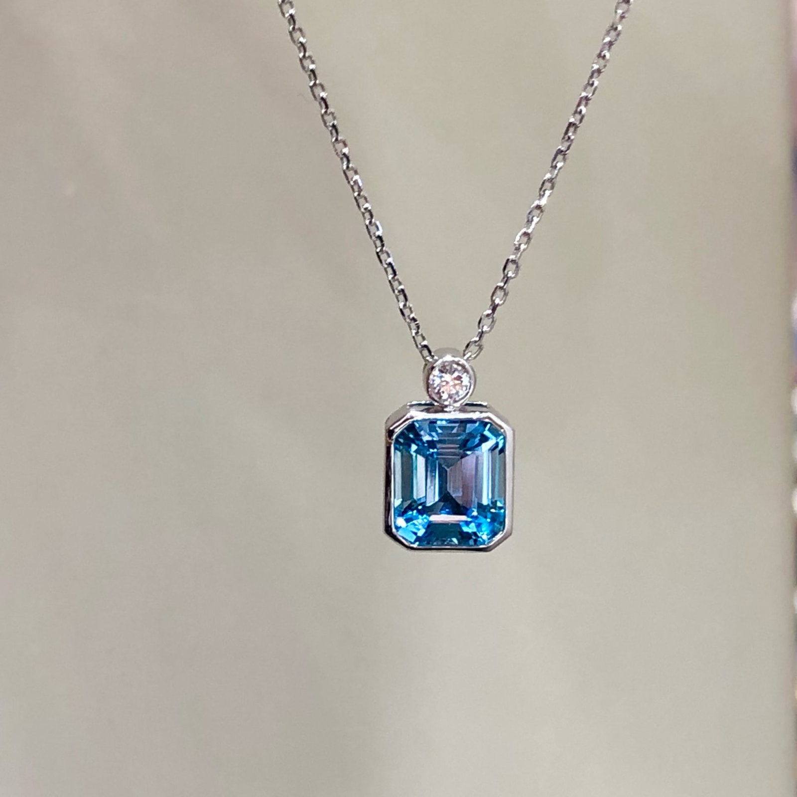 14k Gold 1.93 Ctw Natural Aquamarine & Diamond Pendant( Without Chain ): Ref:231174212 // gold content:14k gold // main gemstone:aquamarine // shape:octagonal // carat weight:1. 88ct // color:blue // treatment:natural // // adjacent gemstone 2 : diamond // shape:round //