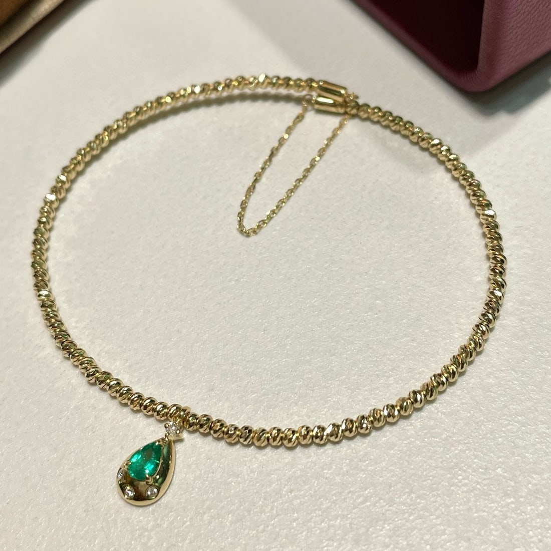 14k Gold 0.1 Ct Natural Emerald & Diamond Bangle: Ref:231174225 // gold content:14k gold // main gemstone:emerald // shape:pear // carat weight:0. 1ct // color:green // treatment:natural // // adjacent gemstone 2 : diamond // shape:round // clarity g