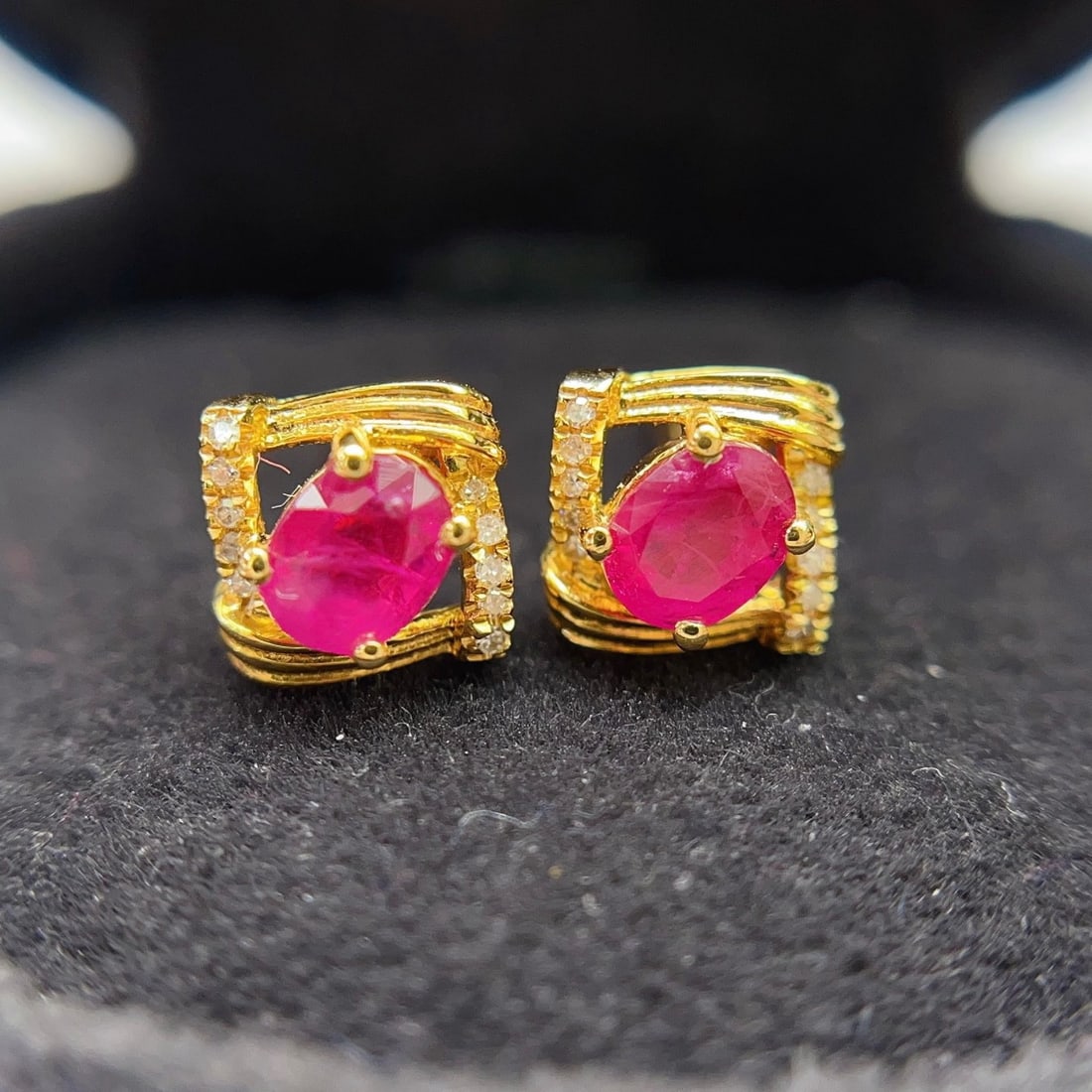 14k Gold 1.00 Ct Natural Ruby & Diamond Earrings: Ref:231174237 // gold content:14k gold // main gemstone:ruby // shape:oval // carat weight:1. 00ct // color:red // treatment:natural // // adjacent gemstone 2 : diamond // number of stones:20 //