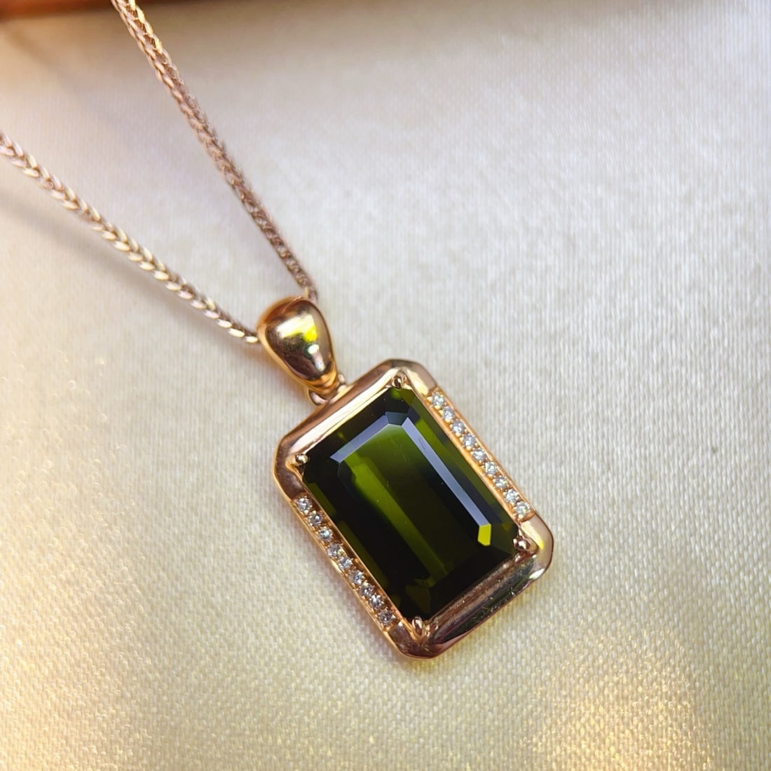 14k Gold 3.60 Ctw Natural Tourmaline & Diamond Pendant( Without Chain ): Ref:231174292 // gold content:14k gold // main gemstone:tourmaline // shape:octagonal // carat weight:3. 55ct // color:green // treatment:natural // // adjacent gemstone 2 : diamond // number of