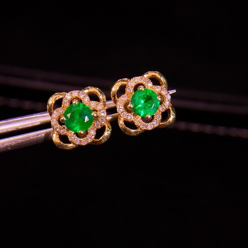 14k Gold 0.7 Ct Natural Emerald & Diamond Earrings: Ref:231174313 // gold content:14k gold // main gemstone:emerald // shape:round // carat weight:0. 7ct // color:green // treatment:natural // cut grade:g // // adjacent gemstone 2 : diamond // shape:ro