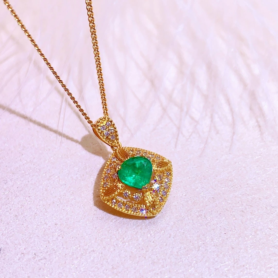 14k Gold 0.5 Ct Natural Emerald & Diamond Pendant( Without Chain ): Ref:231174347 // gold content:14k gold // main gemstone:emerald // shape:pear // carat weight:0. 5ct // color:green // treatment:natural // // adjacent gemstone 2 : diamond // number of stones:33 // s