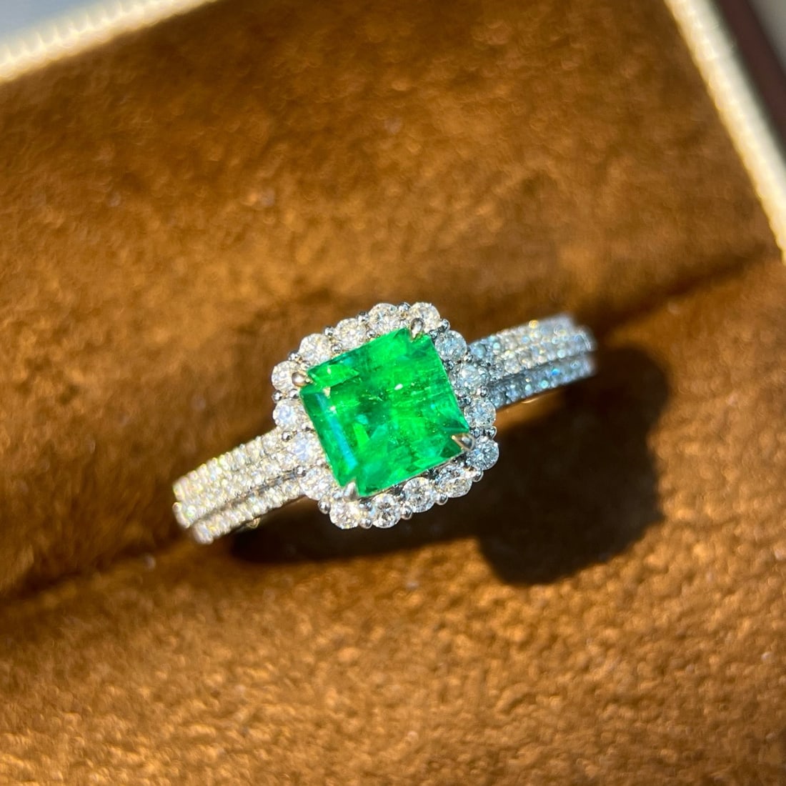 14k Gold 1.13 Ctw Natural Emerald & Diamond Ring: Ref:231174446 // gold content:14k gold // ring size:7. 25us // // main gemstone:emerald // shape:octagonal // carat weight:0. 85ct // color:green // treatment:natural // // adjacent gemstone 2 : diamo