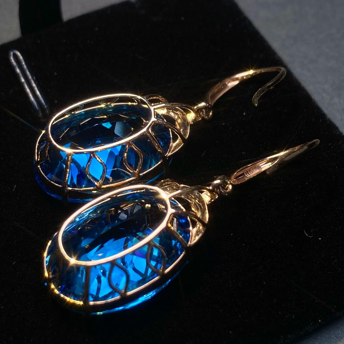 14k Gold 20.3 Ct Natural Topaz & Diamond Earrings: Ref:231175056gold // content:14k // goldmain // gemstone:topazshape:ovalcarat // weight:20. 3ct // color:bluetreatment:naturaladjacent // gemstone // 2 // : // diamondnumber // of //