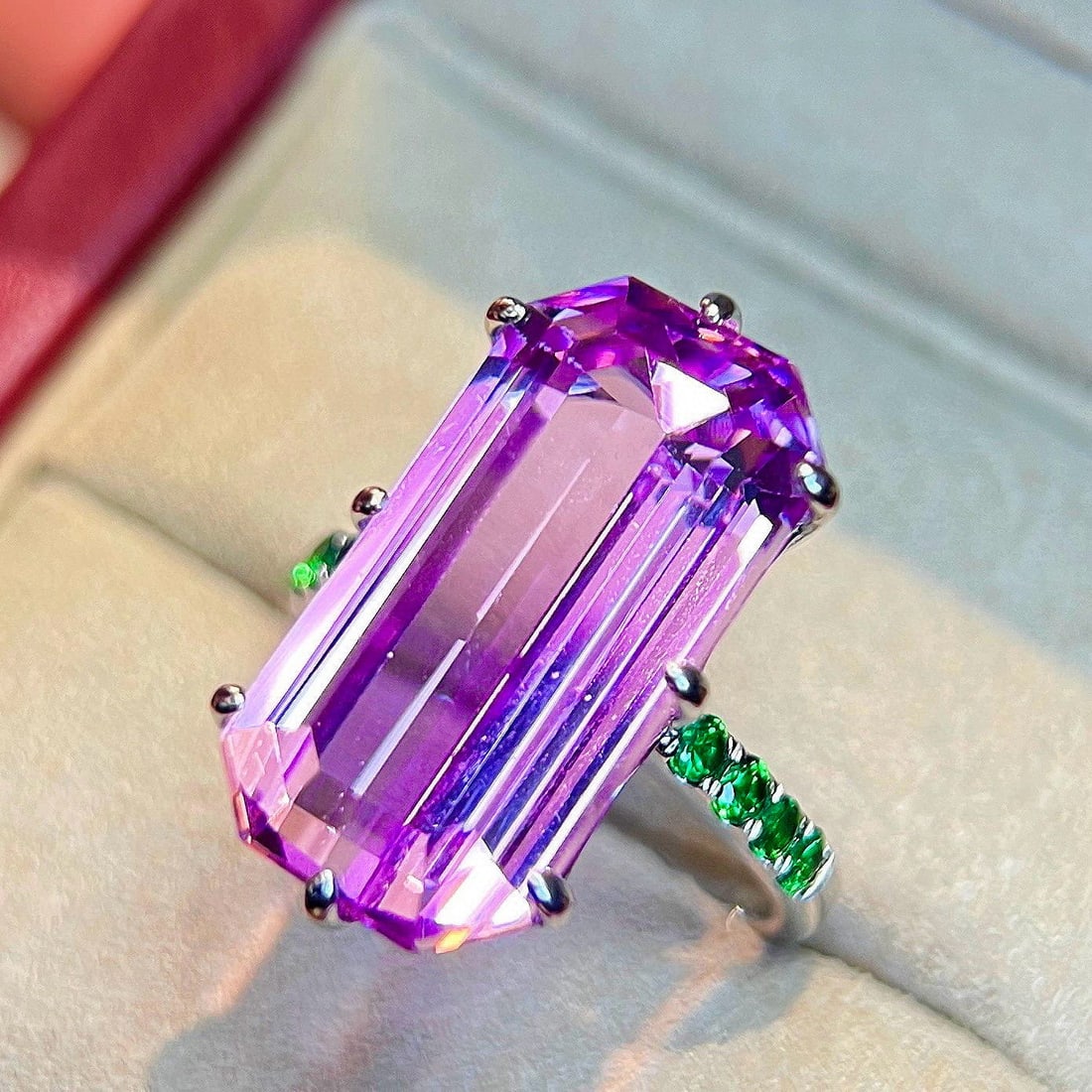 14k Gold 17.11 Ctw Natural Kunzite & Tsavorite Ring: Ref:231175060gold // content:14k // goldring // size:7. 25usmain // gemstone:kunziteshape:octagonalcarat // weight:16. 71ct // color:pinkish // purpletreatment:naturaladjacent // gemstone // 2 // :