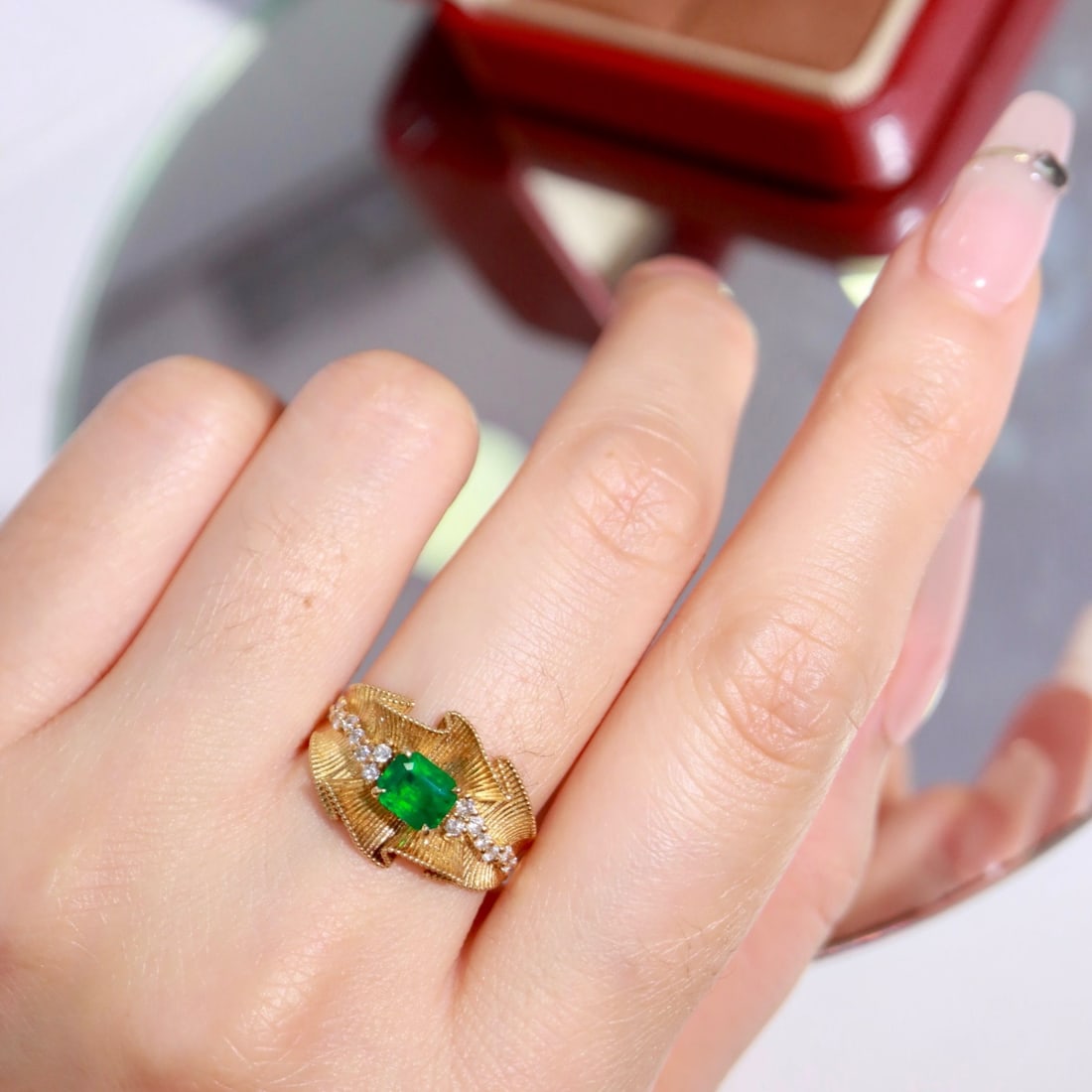 14k Gold 1.10 Ctw Vivid Green Natural Emerald & Diamond Ring: Ref:231175138gold // content:14k // goldring // size:7. 25usmain // gemstone:emeraldshape:octagonalcarat // weight:0. 90ct // color:vivid // greentreatment:naturaladjacent // gemstone // 2 // : // dia