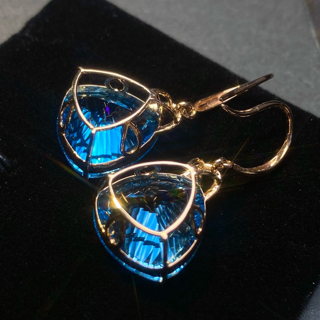 14k Gold 14.15 Ct Natural Topaz & Diamond Earrings: Ref:231175157gold // content:14k // goldmain // gemstone:topazshape:trianglecarat // weight:14. 15ct // color:bluetreatment:naturaladjacent // gemstone // 2 // : // diamondshape:roundclarity // grade: