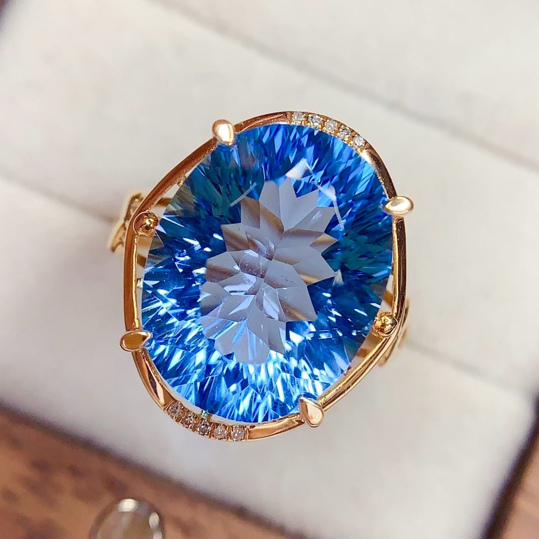14k Gold 10.45 Ct Natural Topaz & Diamond Ring: Ref:231175205gold // content:14k // goldring // size:7. 25usmain // gemstone:topazshape:ovalcarat // weight:10. 45ct // color:bluetreatment:naturaladjacent // gemstone // 2 // : // diamondnumber // of