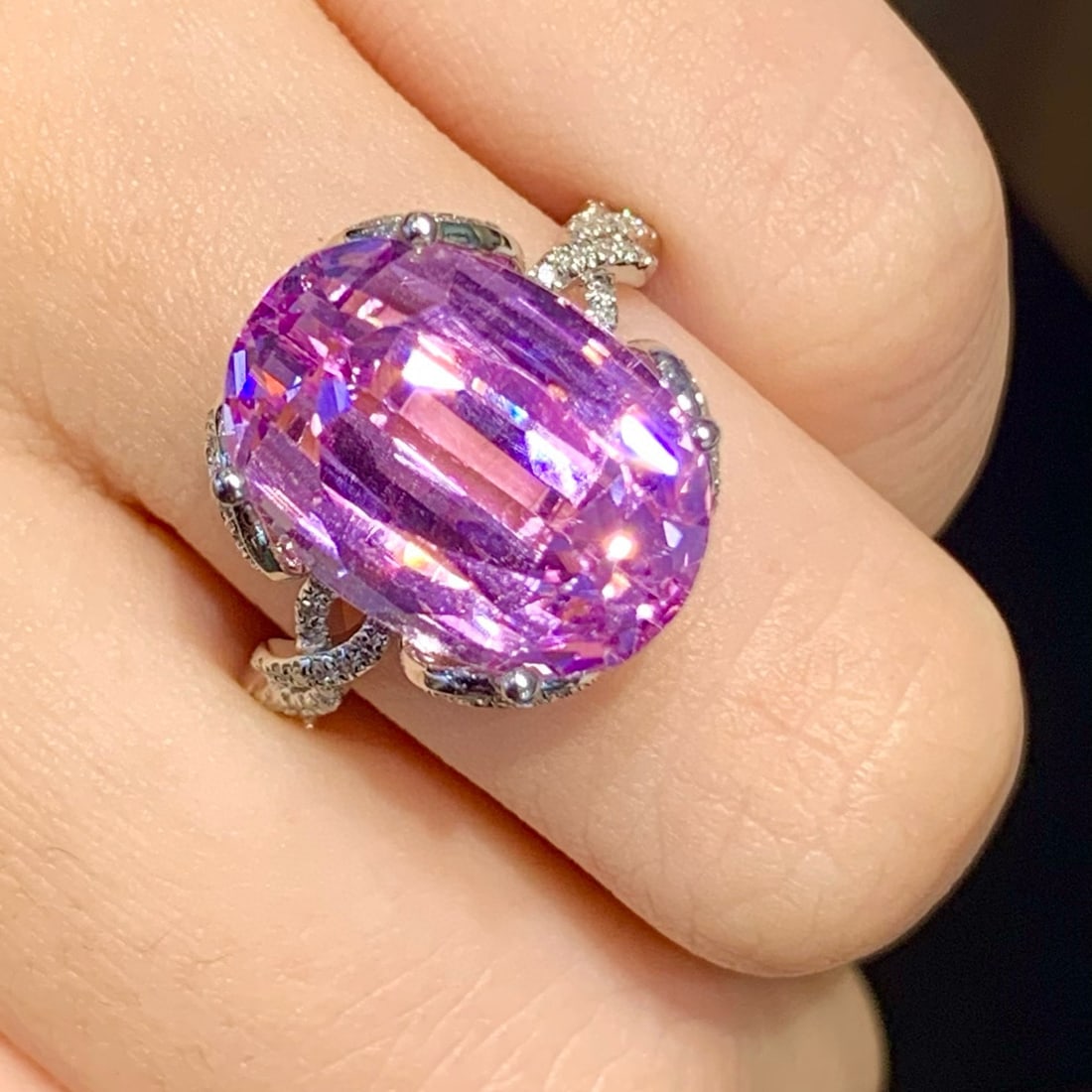 14k Gold 11.5 Ct Natural Kunzite & Diamond Ring: Ref:231175257gold // content:14k // goldring // size:7. 25usmain // gemstone:kunziteshape:ovalcarat // weight:11. 5ct // color:pinkish // purpletreatment:naturaladjacent // gemstone // 2 // : //