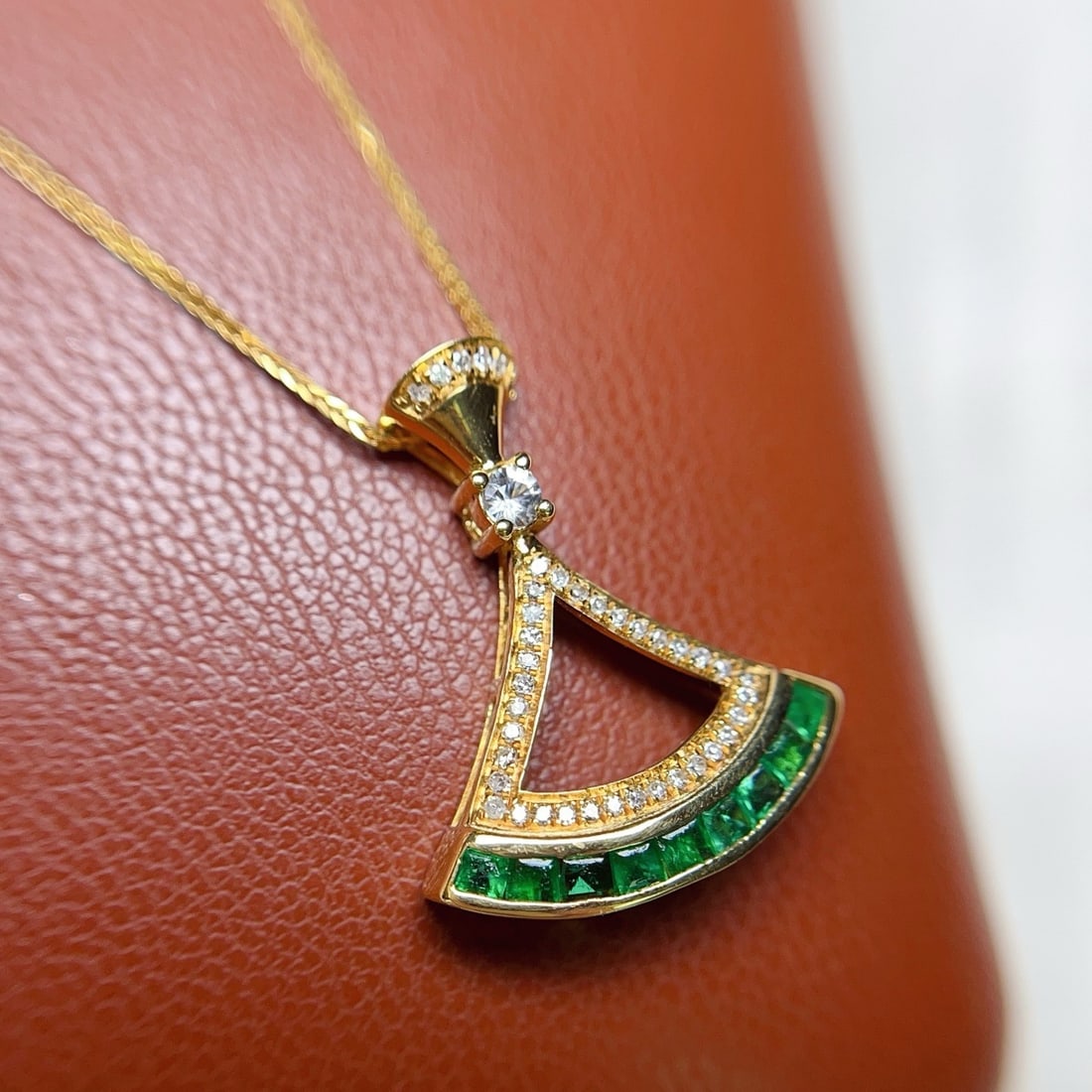 14k Gold 0.80 Ct Vivid Green Natural Emerald & Diamond & Sapphire Necklace - 2