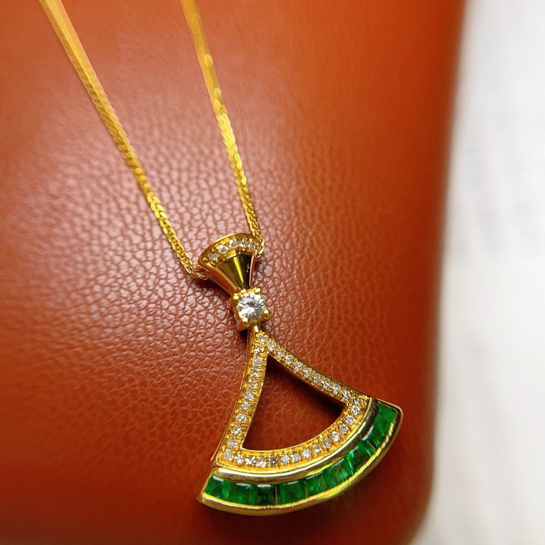 14k Gold 0.80 Ct Vivid Green Natural Emerald & Diamond & Sapphire Necklace - 4