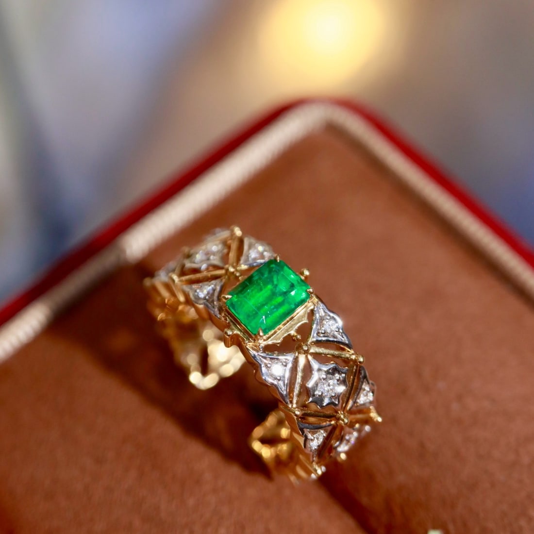 14k Gold 0.83 Ctw Vivid Green Natural Emerald & Diamond Ring - 2