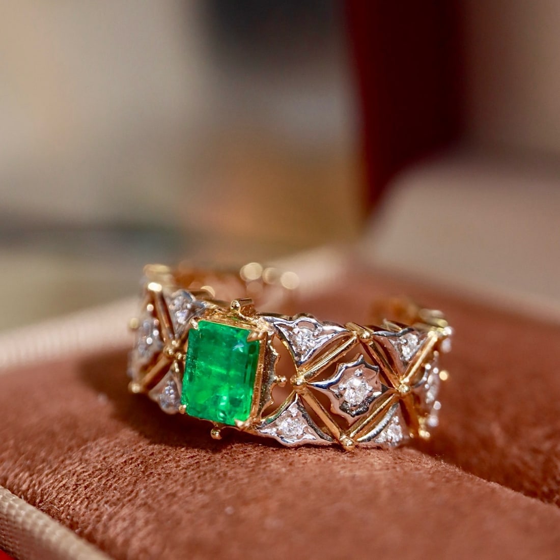 14k Gold 0.83 Ctw Vivid Green Natural Emerald & Diamond Ring - 7