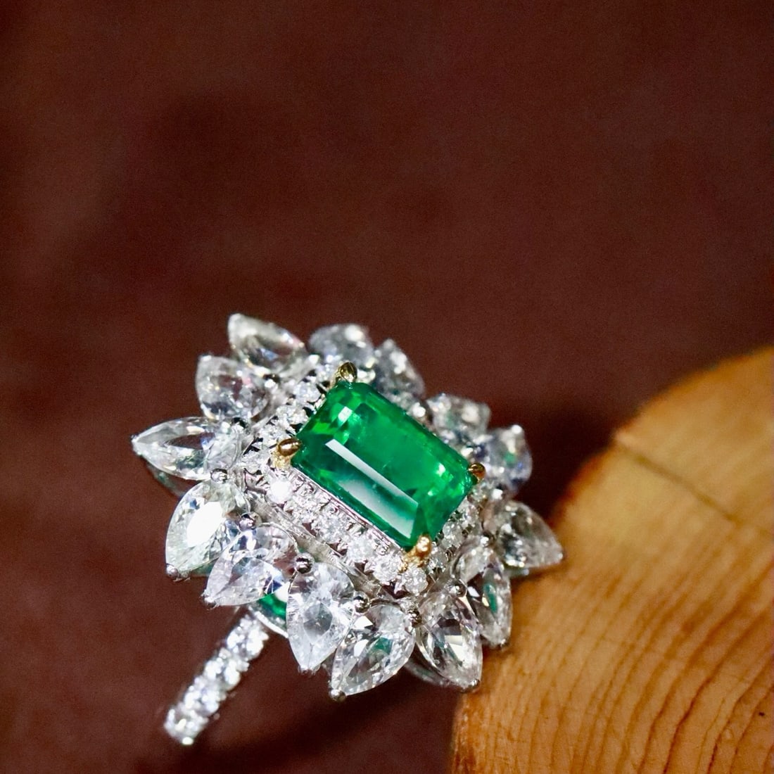 14k Gold 0.93 Ctw Natural Emerald & Diamond Ring - 2