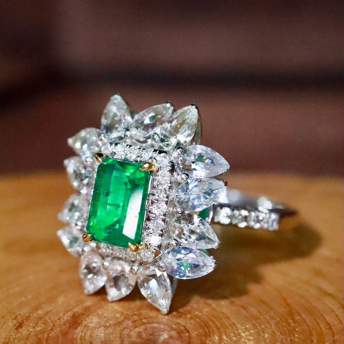 14k Gold 0.93 Ctw Natural Emerald & Diamond Ring - 3