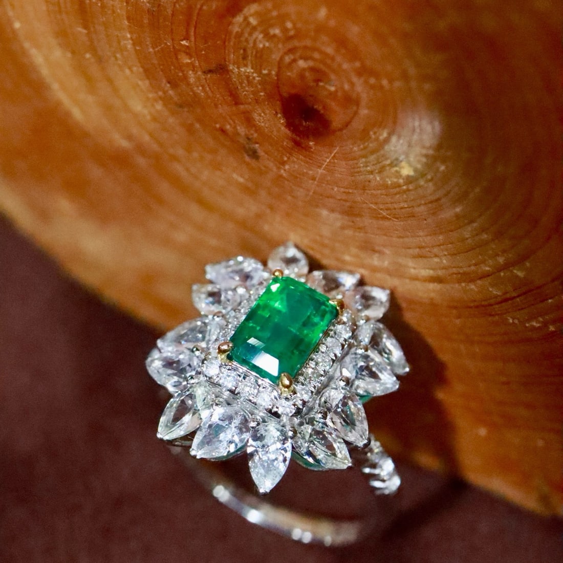 14k Gold 0.93 Ctw Natural Emerald & Diamond Ring - 4
