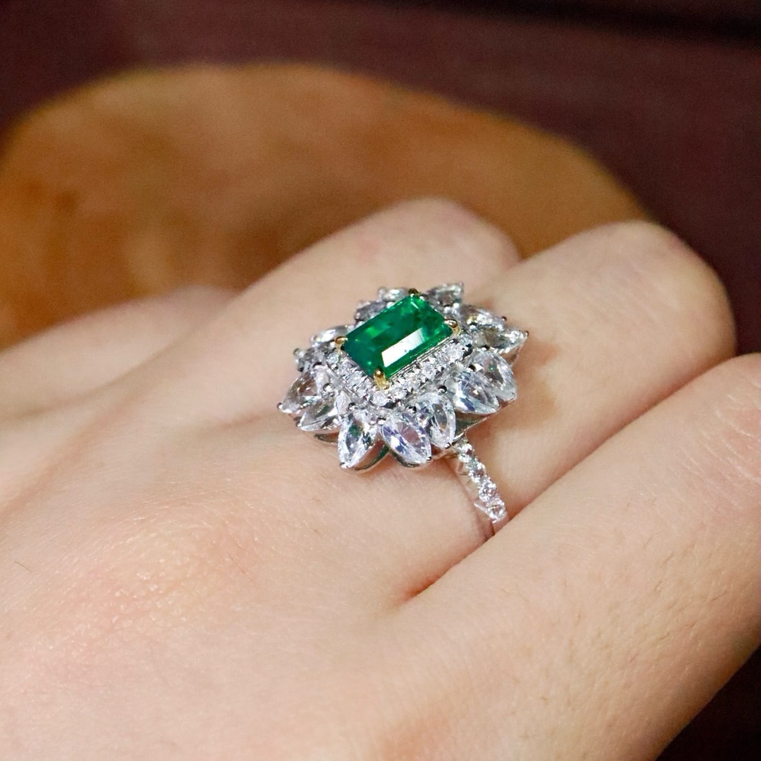 14k Gold 0.93 Ctw Natural Emerald & Diamond Ring - 6