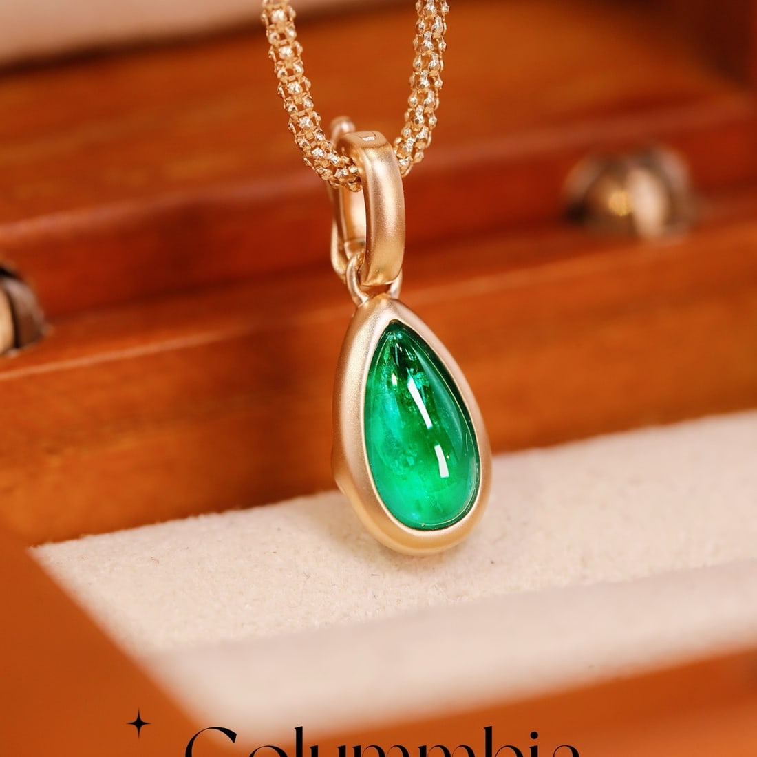 14k Gold 0.86 Ct Vivid Green Natural Emerald Pendant( Without Chain ): Ref:231176048gold // content:14k // goldmain // gemstone:emeraldshape:pearcarat // weight:0. 86ct // color:vivid // greentreatment:natural Condition: New Low Estimate: 4600.00 High Estimate: 6900.00