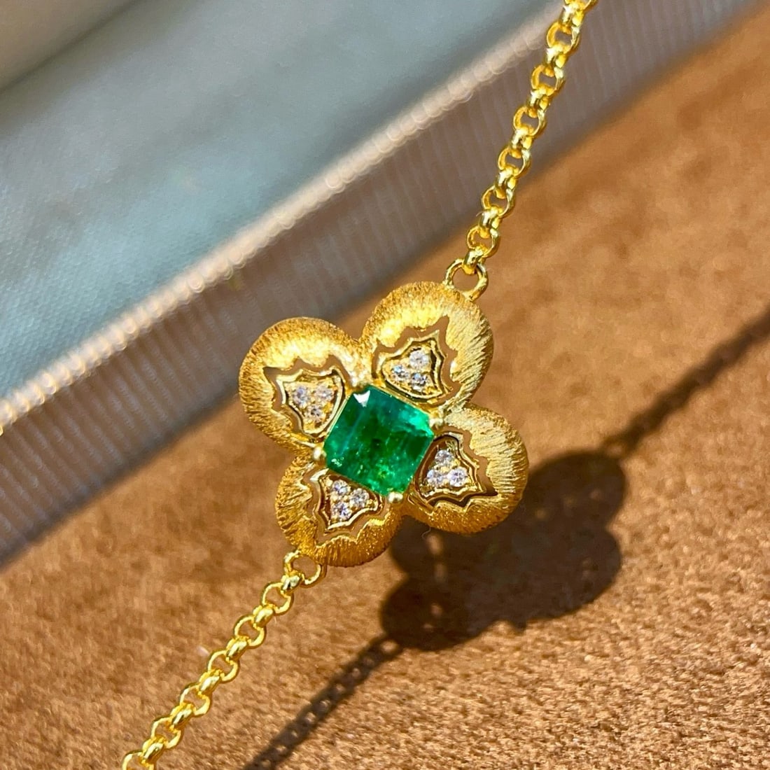 14k Gold 0.38 Ctw Vivid Green Natural Emerald & Diamond Bracelet: Ref:231176050gold // content:14k // goldmain // gemstone:emeraldshape:octagonalcarat // weight:0. 35ct // color:vivid // greentreatment:naturaladjacent // gemstone // 2 // : // diamondshape:roundcarat